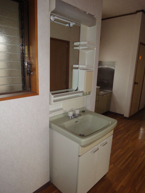 Washroom. Independent wash basin