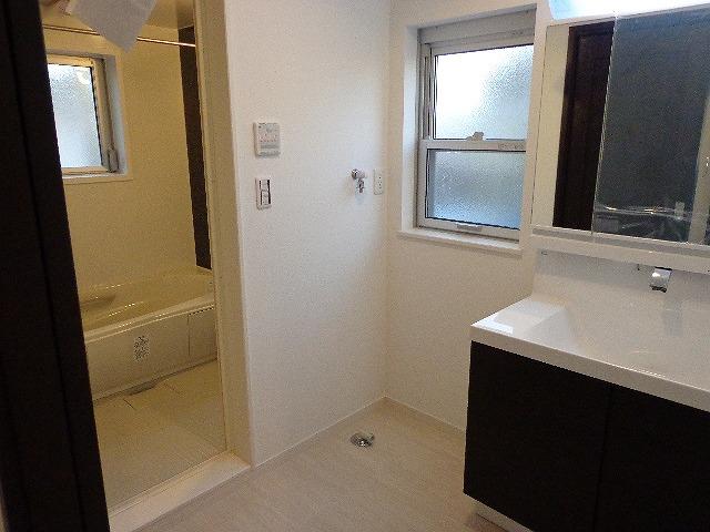 Wash basin, toilet. Indoor (12 May 2013) Shooting