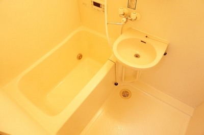 Bath. Bus toilet is another Reheating with function! !