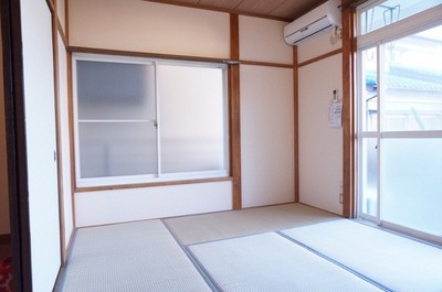 Living and room. A bright room with a corner room dihedral daylight!