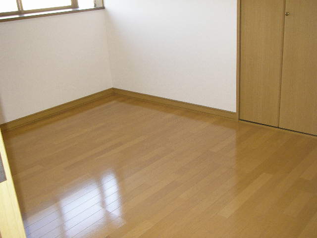 Living and room. Flooring. Closet Yes