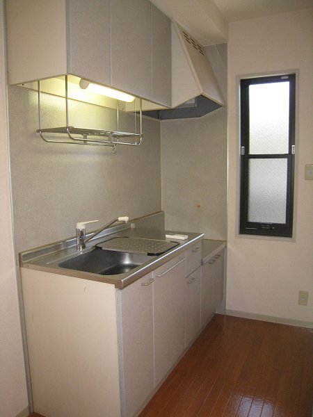 Kitchen. Akaritori and ventilation is good because there is a small window in the kitchen