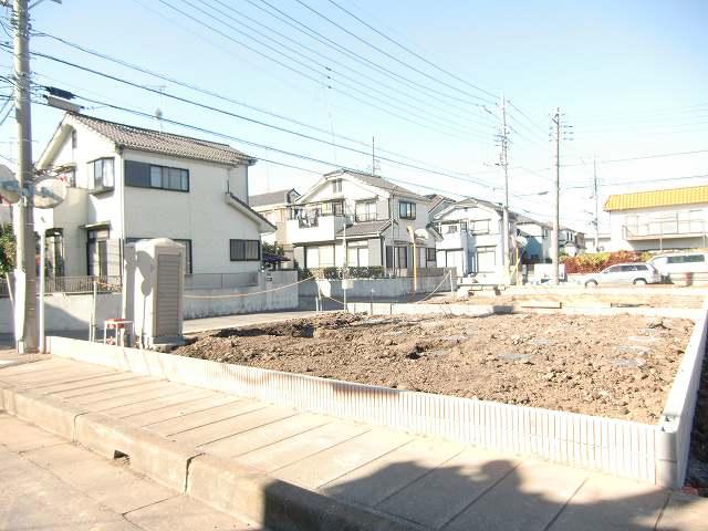 Local photos, including front road. Southwest corner lot! Site 36 square meters shaping land of (122.26 sq m)! 2014 2 New houses built for sale at the end of the month will be completed! Please do not hesitate to contact us. We look forward to local 1 Building (November 2013) Shooting