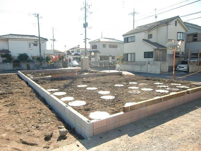Local photos, including front road. There is one minute car space! Local Building 2 (November 2013) Shooting