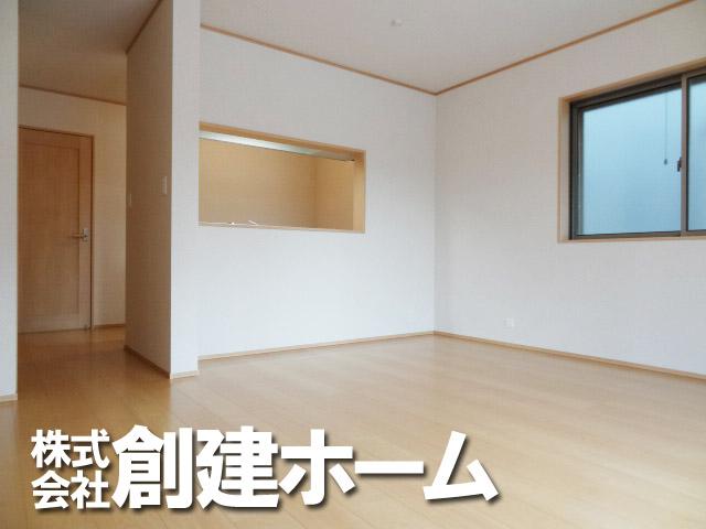 Living. South-facing spacious living! 1 5 Quire!