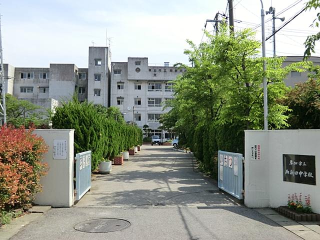 Junior high school. Soka Municipal Ryoshinden until junior high school 910m