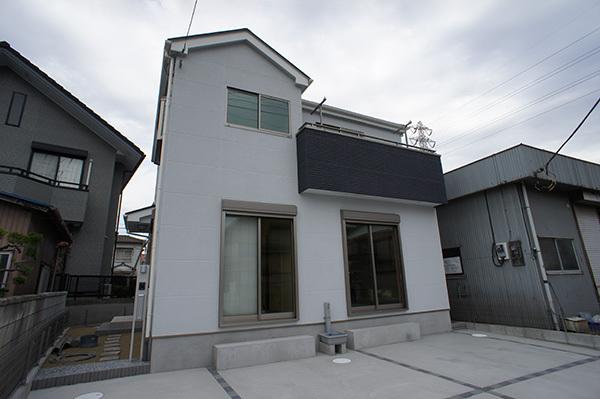 Local photos, including front road. Carefree child-rearing in a quiet residential area