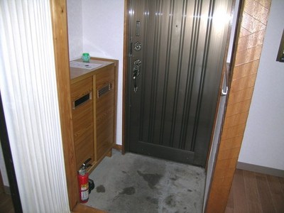 Entrance. There cupboard! 