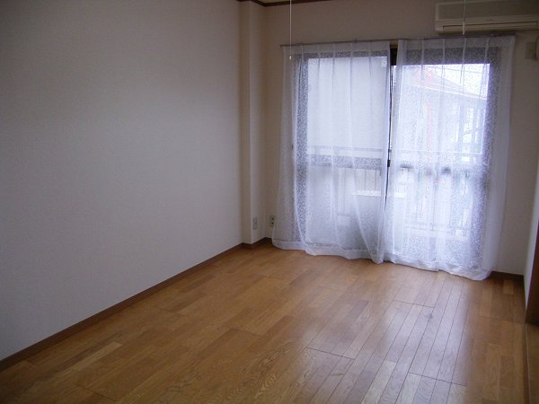 Living and room. South is facing