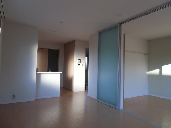 Living and room. Face-to-face kitchen is spread also family gatherings.