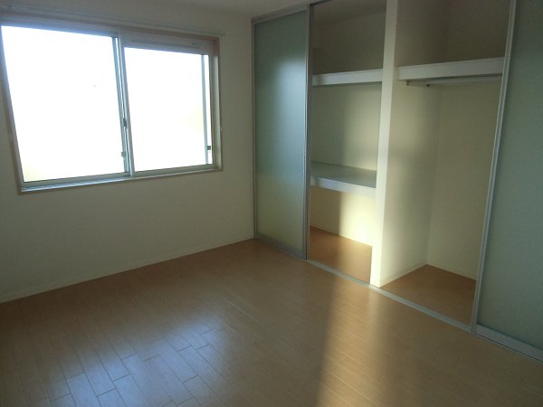 Other room space. Storage of the hanger pipe closet and middle with also housed Allowed bedding