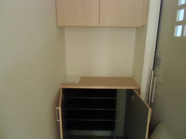 Entrance. Up and down separate type of shoe box