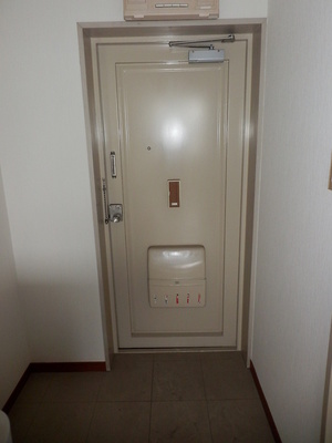 Entrance. There doorpost at the door!