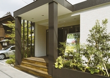 Mansion Gallery of <duo Hills Soka Shinmei> is, Located in the central Ginza shopping district along the Soka Station East. Which is a feature of the property Ya corner of "storage", New concept of design changes in the patent application the company "Both door" (paid option of corresponding to some dwelling unit), etc., Special corner also enhance. Has also been installed Children's Playground. Conveniently close to the station 4 minutes walk, Since the place to be absolutely sure until the atmosphere and convenience of "now live in town.", Why not visit along with the city walks.