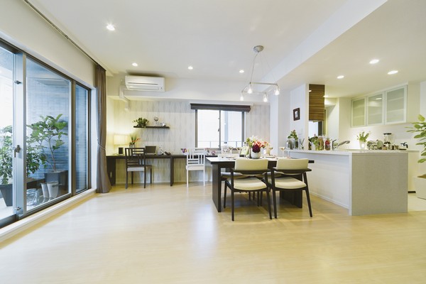  [living ・ dining] South ・ It enters plenty of sunlight from the window provided in the two sides of the west, Bright and space of the open-minded family