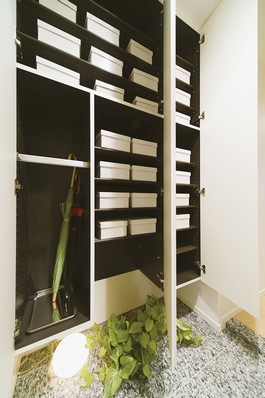 Directions to the model room (a word from the person in charge)