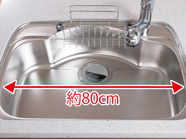 Kitchen.  [Quiet wide sink] Width of about 80cm wide sink of washable also a large kitchen product. Because the sound is quiet, You can enjoy a conversation with a family while the washing.