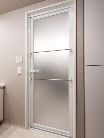 Bathing-wash room.  [Kireidoa & towel two] We lost the rubber packing from the bathroom side of the door frame. Mold is less likely to occur, Easy to clean. Also, The towel bar was adopted two.