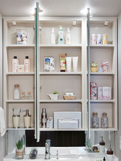 Bathing-wash room.  [Housed with three-sided mirror] Vanity with easy-to-use three-sided mirror. The Kagamiura, It has secured a storage space for the basin outfit can clean and organize.
