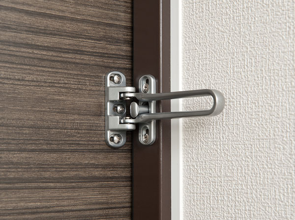 earthquake ・ Disaster-prevention measures.  [Tai Sin Door Guard] By increasing the width between the arms, While ensuring the security of, We consider the opening of the event door at the time of the. (Same specifications ※ 13th floor is different in shape)