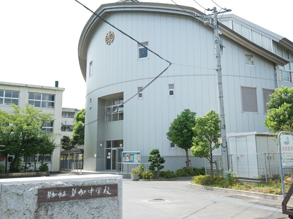 Surrounding environment. Municipal Soka Junior High School (about 480m, 6-minute walk)