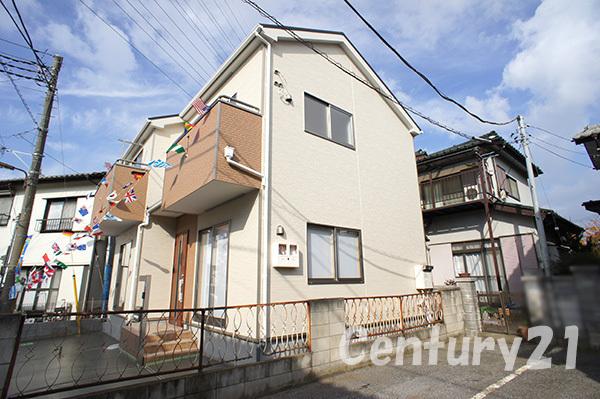 Local appearance photo. Bright house wrapped in plenty of sunlight