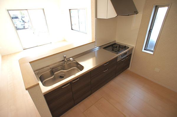 Kitchen. Face-to-face kitchen where you can enjoy a conversation with your family, even while cooking