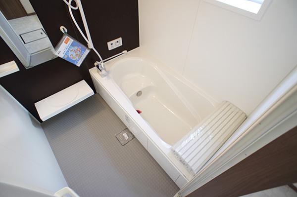 Bathroom. 10 Building