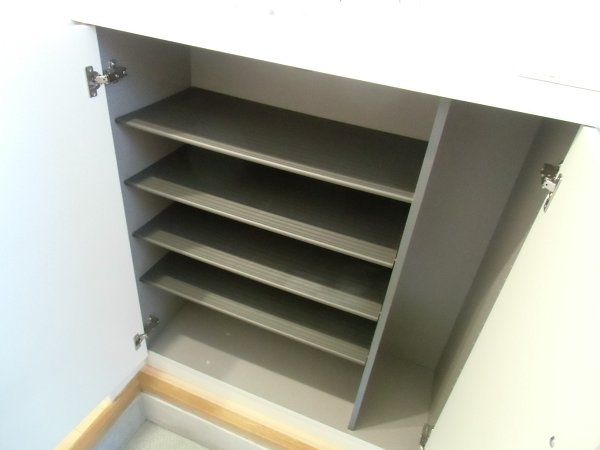 Entrance. Convenient shoe box and front door storage