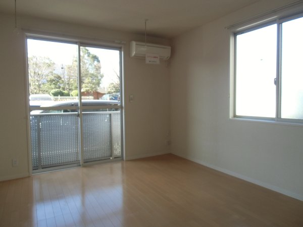 Living and room. Because the corner room is a two-plane daylight.