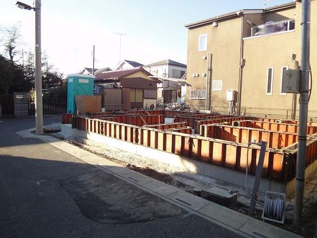 Local photos, including front road. 2014 mid-February will be completed! Currently under construction! Per southwest corner lot, Exposure to the sun ・ Ventilation good! The surrounding environment is also good! Please contact us please feel free to is an environment suitable for child-rearing site (December 2013) Shooting