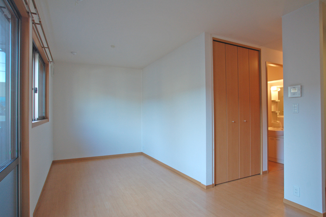 Living and room. Hidamari space bathed in bright light from the balcony ☆