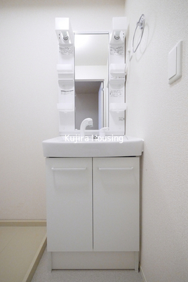 Washroom. There is a wash basin in the washroom ☆