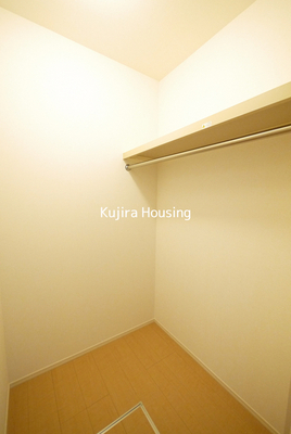 Receipt. Western-style rooms with a walk-in closet