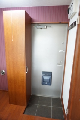Entrance. It is with cupboard ☆ 