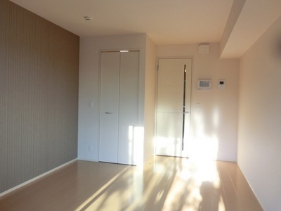 Living and room. Western-style bright sunshine is plugged!