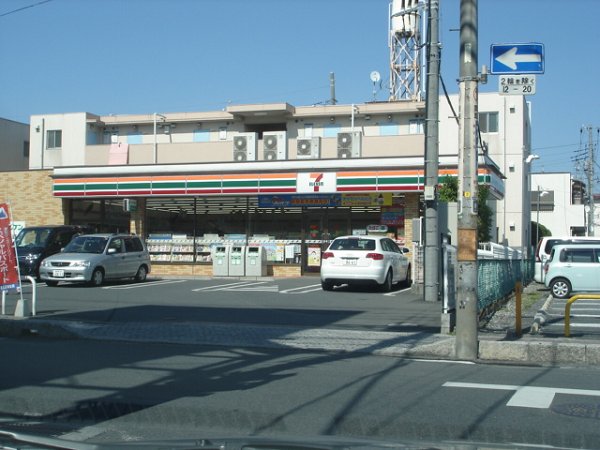 Convenience store. 450m to Seven-Eleven (convenience store)