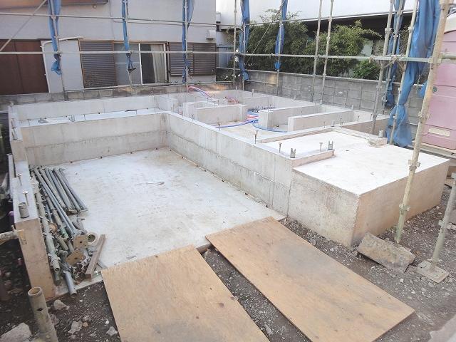 Other local. There 1F part built-in garage! 