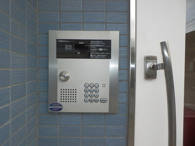 Entrance. Entrance is automatic with a lock of the safety consideration