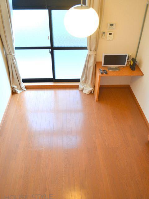 Living and room. There is a high feeling of opening a minute ceiling there is a loft