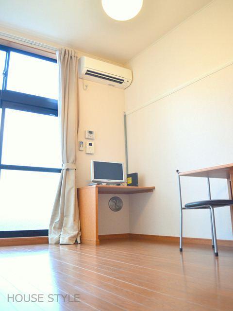 Living and room. Folding table and chairs ・ TV is equipped ☆