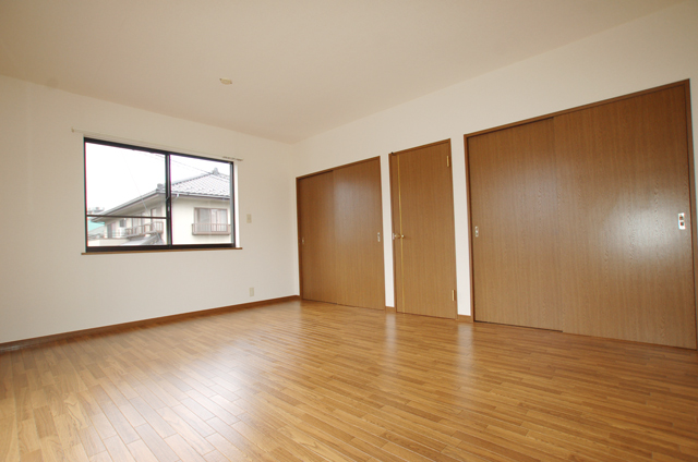 Living and room. 10 Pledge Western-style housing has been enhanced South-facing with a good per sun