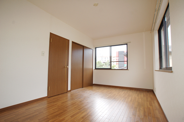 Living and room. Enough bright north Western-style during the day Also a good room ventilation with two faces lighting