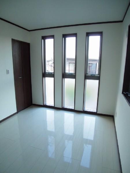 Non-living room. Distinctive room is design of a window. Sunbeam also cramping plenty.