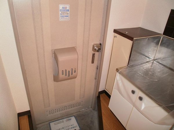 Entrance. Yes also cupboard in bitter cold