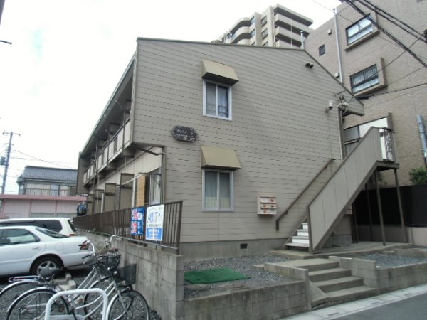 Building appearance. The first floor in front parking lot of the eye is higher until about the position of the hip.