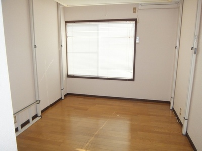 Living and room. Plug the bright sunlight from the south-facing window