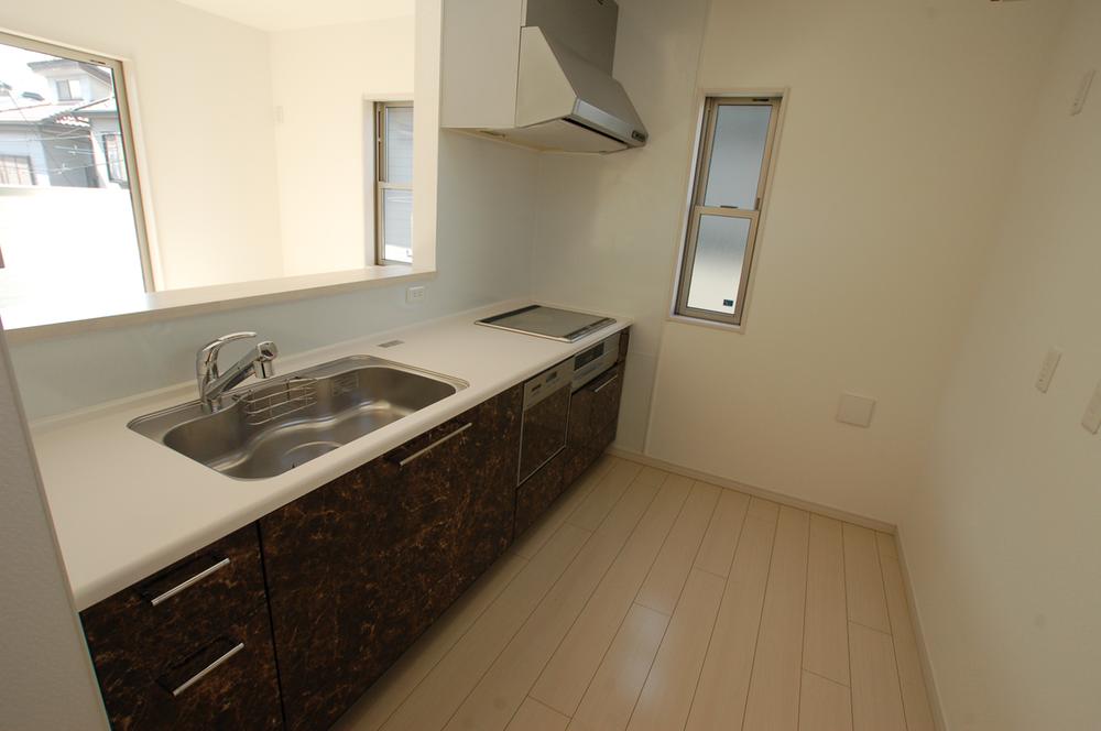 Same specifications photo (kitchen). Takara is proud of the kitchen made of standard considering the usability. Of course it adopted the popularity of Takara enamel kitchen panel.