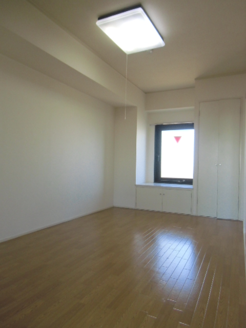 Living and room. Lighting is sufficient.