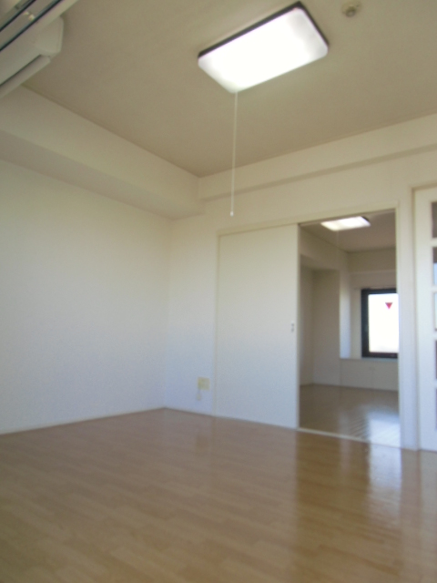 Living and room. Ventilation is good because there is a window on the opposite side.